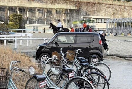 栗東トレセン内に一般の軽自動車が進入し暴走 関係者騒然