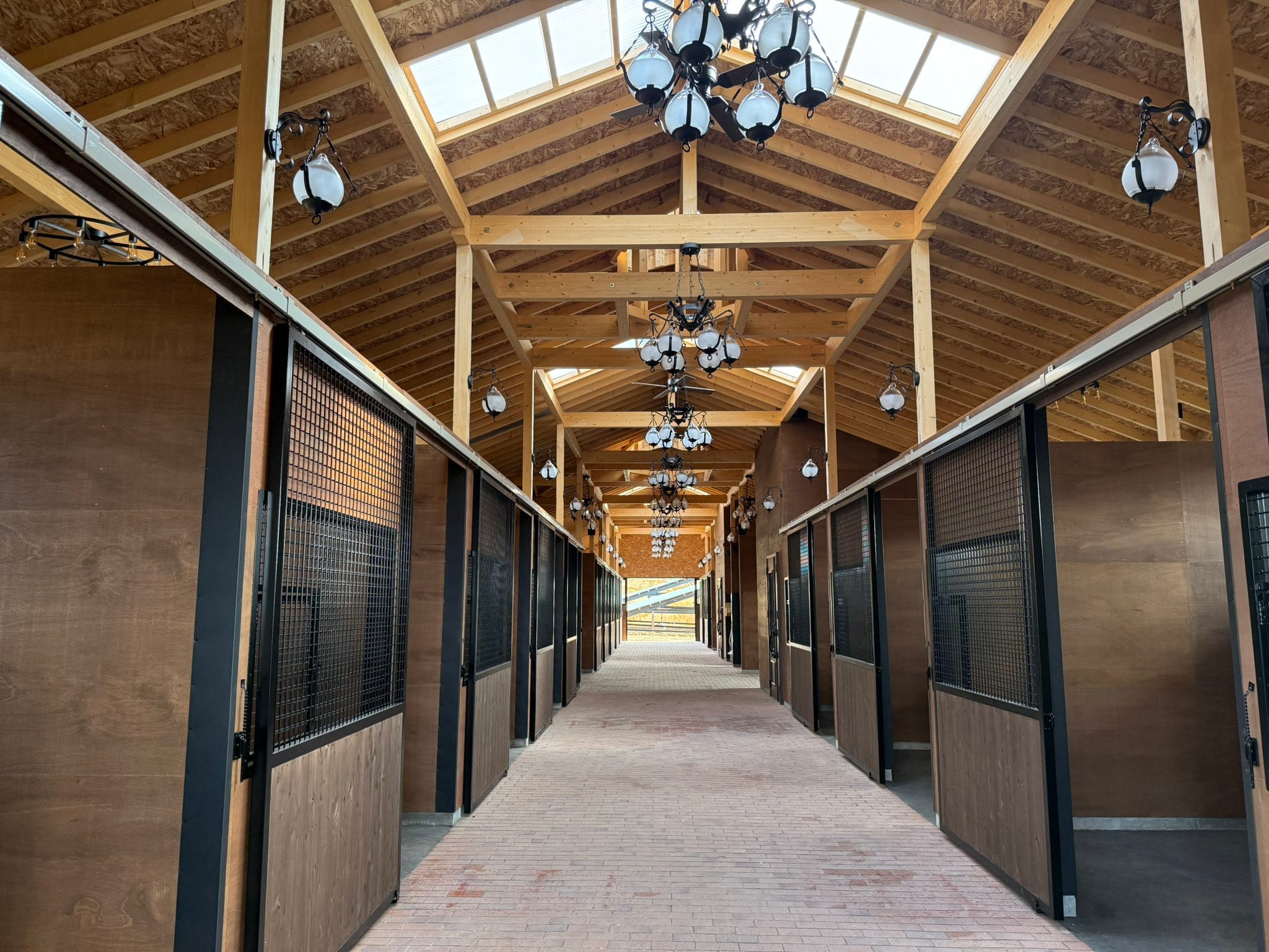 【競馬ファン必見】ヴェルサイユリゾートファーム新厩舎が完成！想像以上に豪華すぎる内部を徹底公開【SNSで話題】